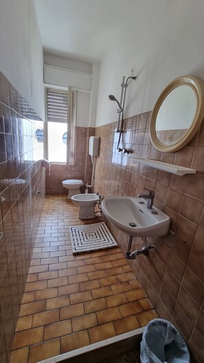 Economy Single Room, 1 Twin Bed Shared Bathroom | Baño | Regadera, secadora de cabello, toallas, jabón 