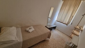 Economy Single Room, 1 Twin Bed Shared Bathroom | Free WiFi - HOTEL SHAKA (Rimini)