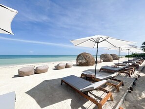 On the beach, white sand, sun loungers, beach umbrellas - Ana y Jose Holbox Hotel & Beach Club (Isla Holbox)