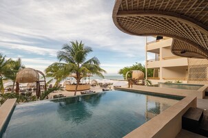 3 室外游泳池，池畔遮阳伞，日光浴躺椅