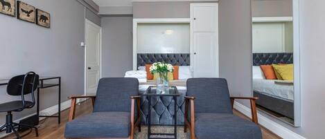 1 habitación, tabla de planchar con plancha, cuna de viaje y wifi