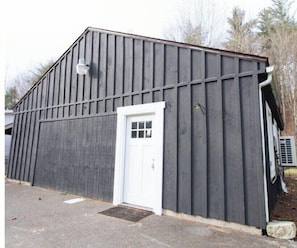 Exterior detail - Perfect Lodge /w Gameroom Center of Hunter MT 6 (Hunter)