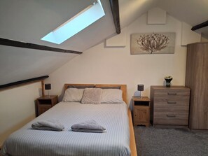 3 bedrooms, iron/ironing board, travel cot, WiFi - Lake District Escape: Charming 3-bedroom apartment in Cockermouth with WiFi (Cockermouth)
