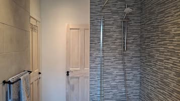 Douche, sèche-cheveux, serviettes fournies, papier toilette