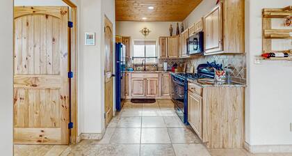 Colorful music-themed home with mountain views, hot tub, woodstove & WIFI