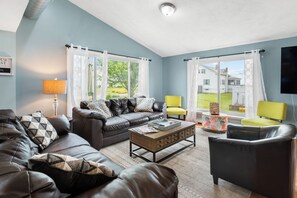 Smart TV - Oceanview Beach House, Steps to Private Beach Access, Sleeps 20! (Narragansett)