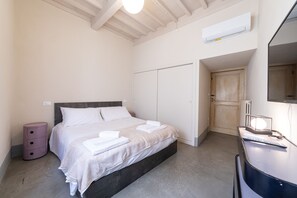 2 bedrooms, desk, iron/ironing board, WiFi