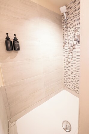 Douche, sĂšche-cheveux, bidet, serviettes fournies