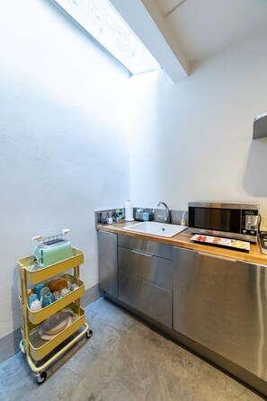 Réfrigérateur, four à micro-ondes, un four, surface de cuisson