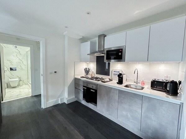 Kühlschrank, Mikrowelle, Ofen, Herdplatte