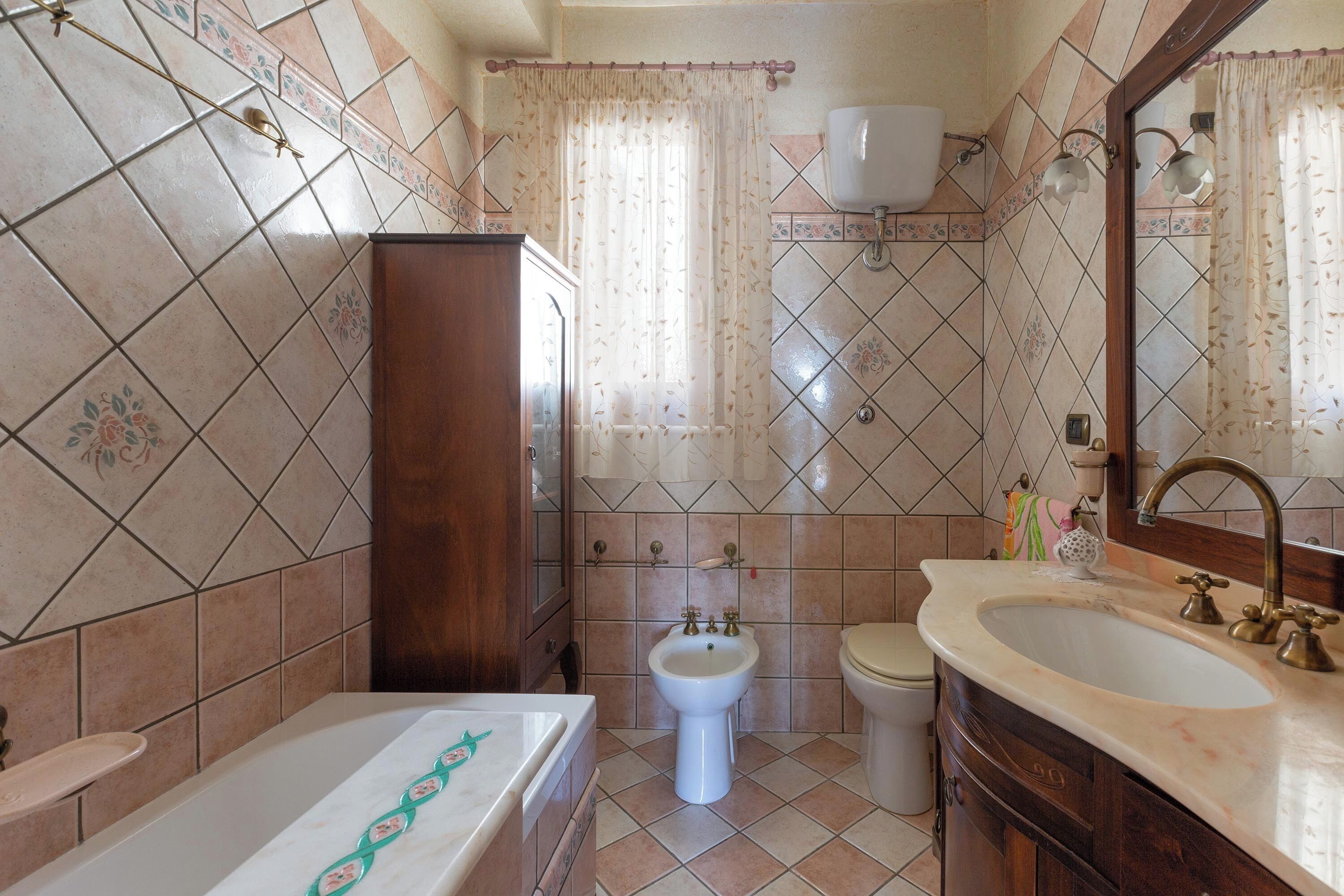 Ein Badezimmer mit Badewanne, Waschbecken und Toilette.