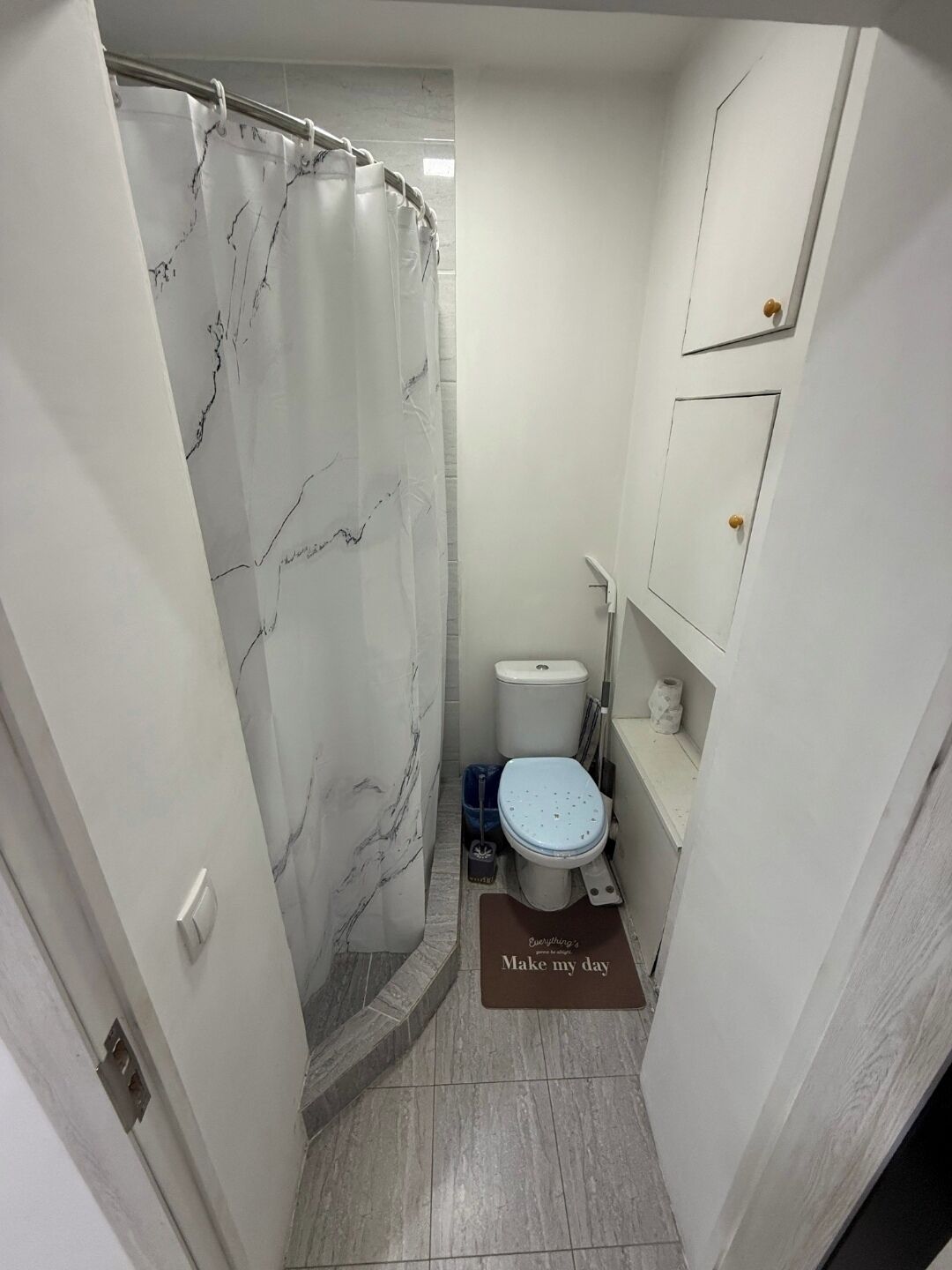 Chuveiro, secador de cabelo, toalhas de banho, sabonete