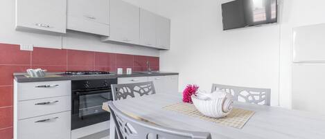 Frigorífico, placa de cocina y utensilios de cocina