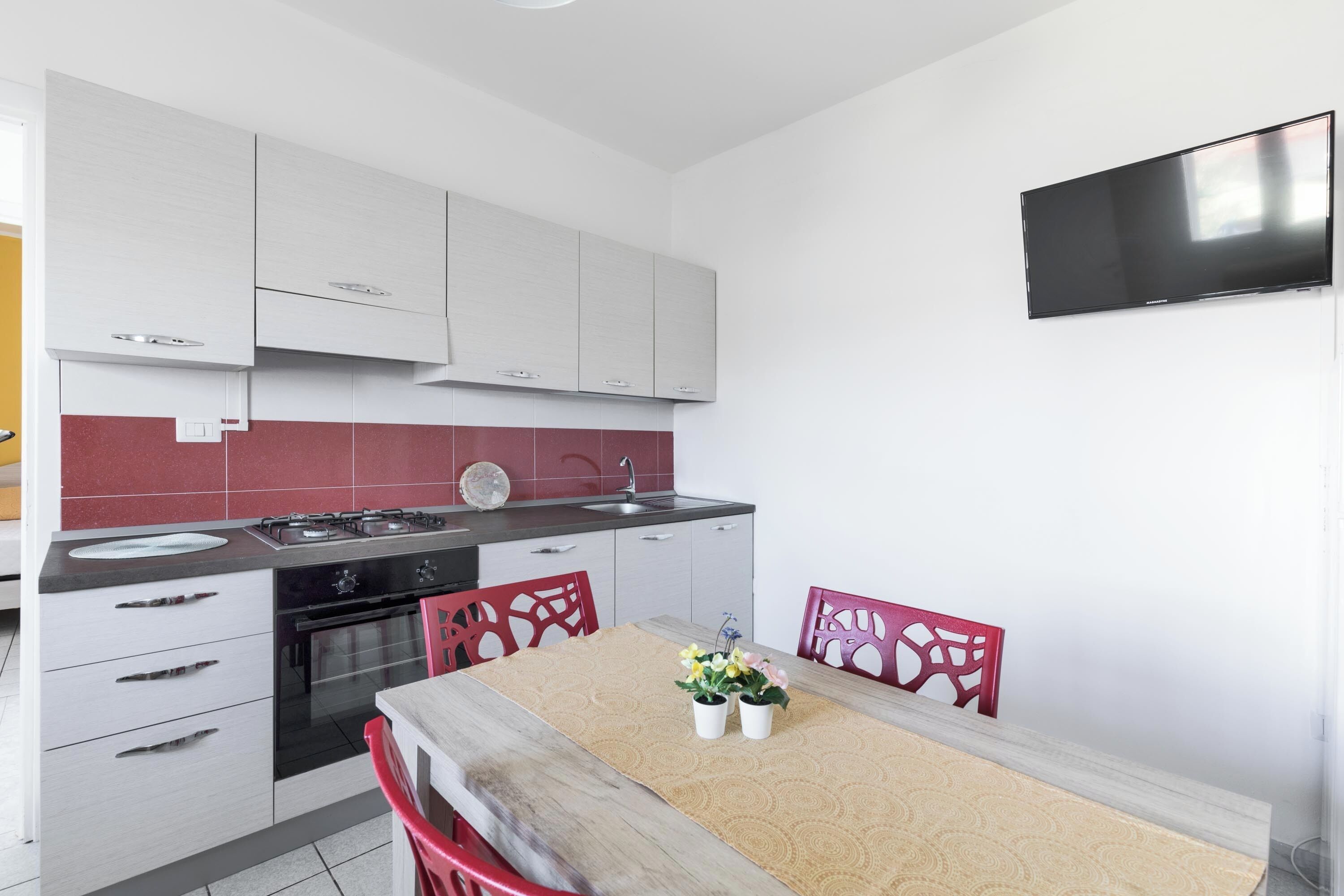 Kjøleskap, kokeplater, oppvaskmaskin og kjøkkenutstyr