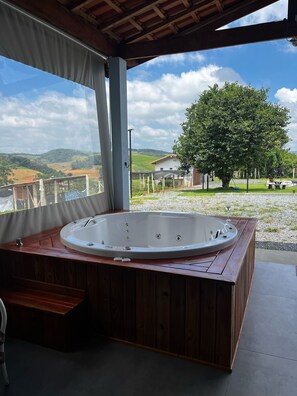 Bañera de hidromasaje al aire libre