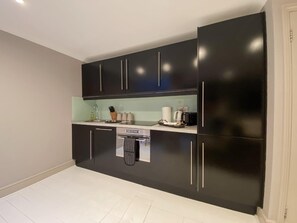 Køleskab, mikrobølgeovn, ovn, kogeplade