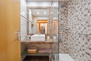 Shower, hair dryer, towels