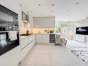 Kühlschrank, Mikrowelle, Ofen, Herdplatte