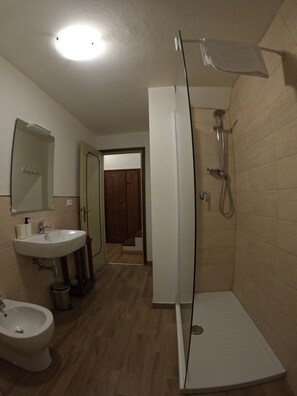 Douche, bidet, serviettes fournies