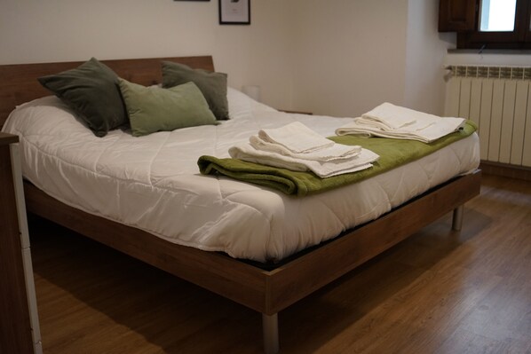 2 chambres, fer et planche à repasser, Wi-Fi gratuit, draps fournis