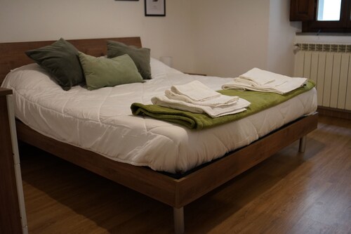 Milton House - Two Bedroom Apartment, Sleeps 6