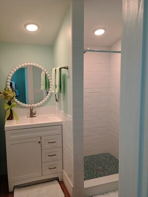 Dusche, Haartrockner, Handtücher, Seife