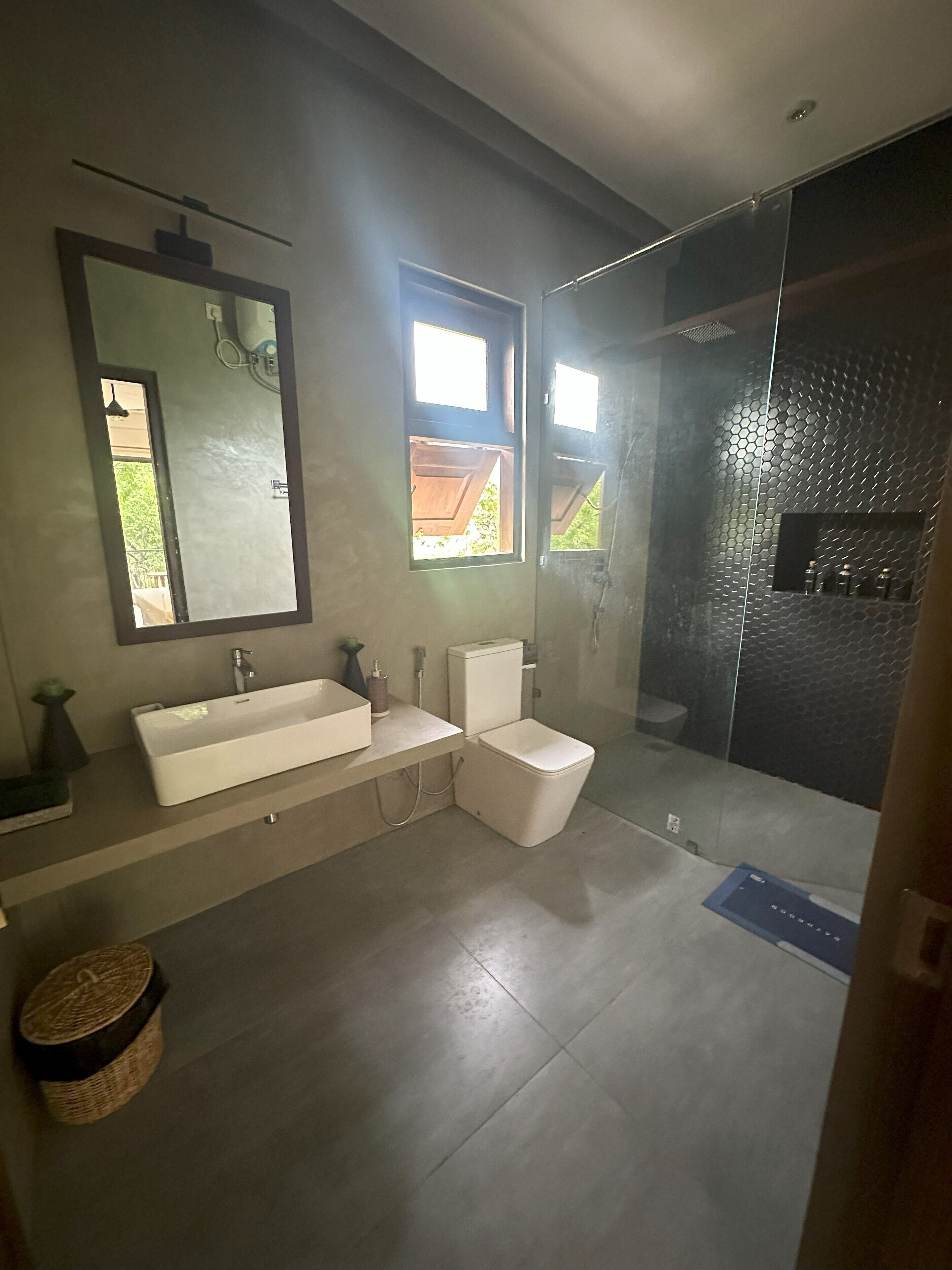 Family Quadruple Room, Garden View bordering Yala with a Private Half Day Safari | Phòng tắm | Buồng tắm vòi sen, vòi sen phun mưa, đồ dùng nhà tắm miễn phí 