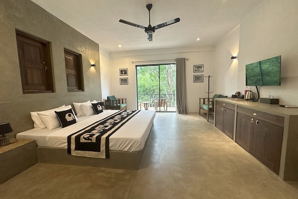 Neljän hengen perhehuone, oma kylpyhuone, näköala puutarhaan | Egyptinpuuvillaiset lakanat, ylelliset vuodevaatteet, untuvapeitot