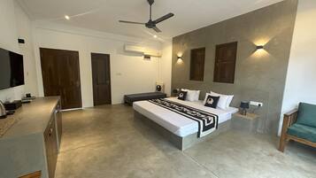 Habitación cuádruple de lujo, baño privado, vista al jardín | Sábanas de algodón egipcio, ropa de cama de alta calidad y edredón