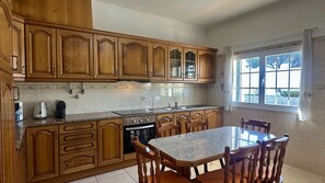 Fridge, microwave, oven, dishwasher - Casa do Algarve by Check-in Portugal (Albufeira)