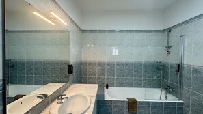 Shower, towels - Casa do Algarve by Check-in Portugal (Albufeira)