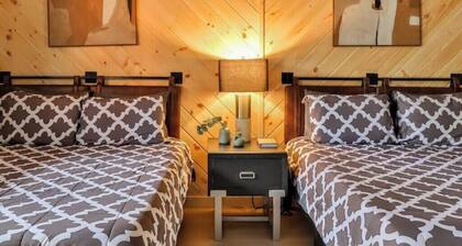 Mountain Views Lodge in front of Hunter MT 8