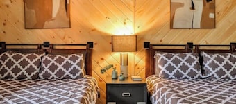 Mountain Views Lodge in front of Hunter MT 8