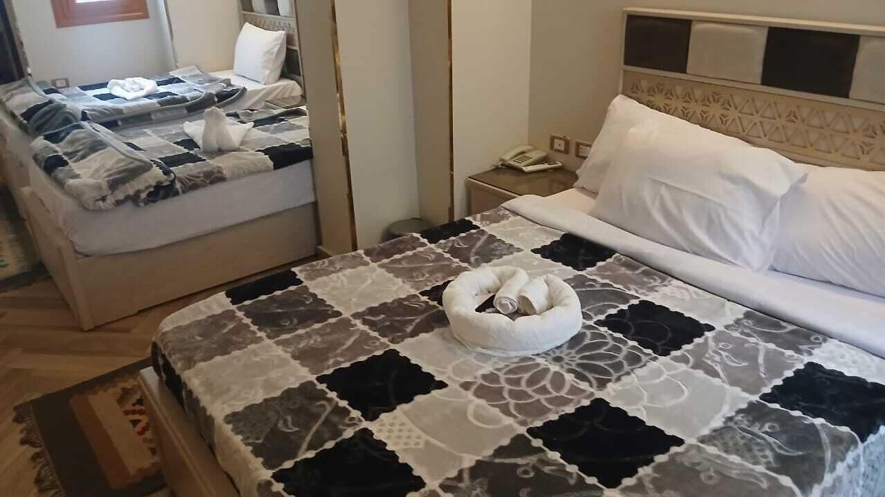 Habitación triple básica | Edredones de plumas, cortinas opacas, wifi gratis y ropa de cama