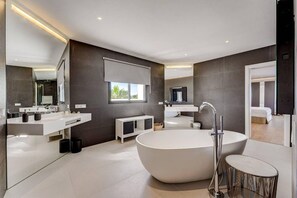 Shower, towels - Luxury Paradise Villa in Costa Adeje (Adeje)