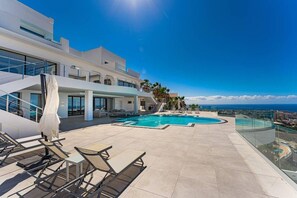 Kolam renang tertutup