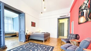 Un dormitorio moderno con una cama, mesitas de noche, una alfombra y una silla.