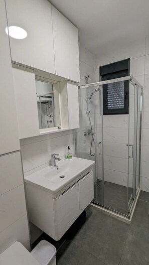 Dusche, Haartrockner, Handtücher, Seife