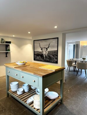 Interior - Luxury Townhose Royal Leamington Spa.
Superking Beds
Log Burner
WiFi - Sky TV (Royal Leamington Spa)