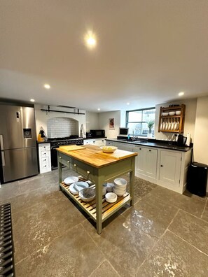 Private kitchen - Luxury Townhose Royal Leamington Spa.
Superking Beds
Log Burner
WiFi - Sky TV (Royal Leamington Spa)