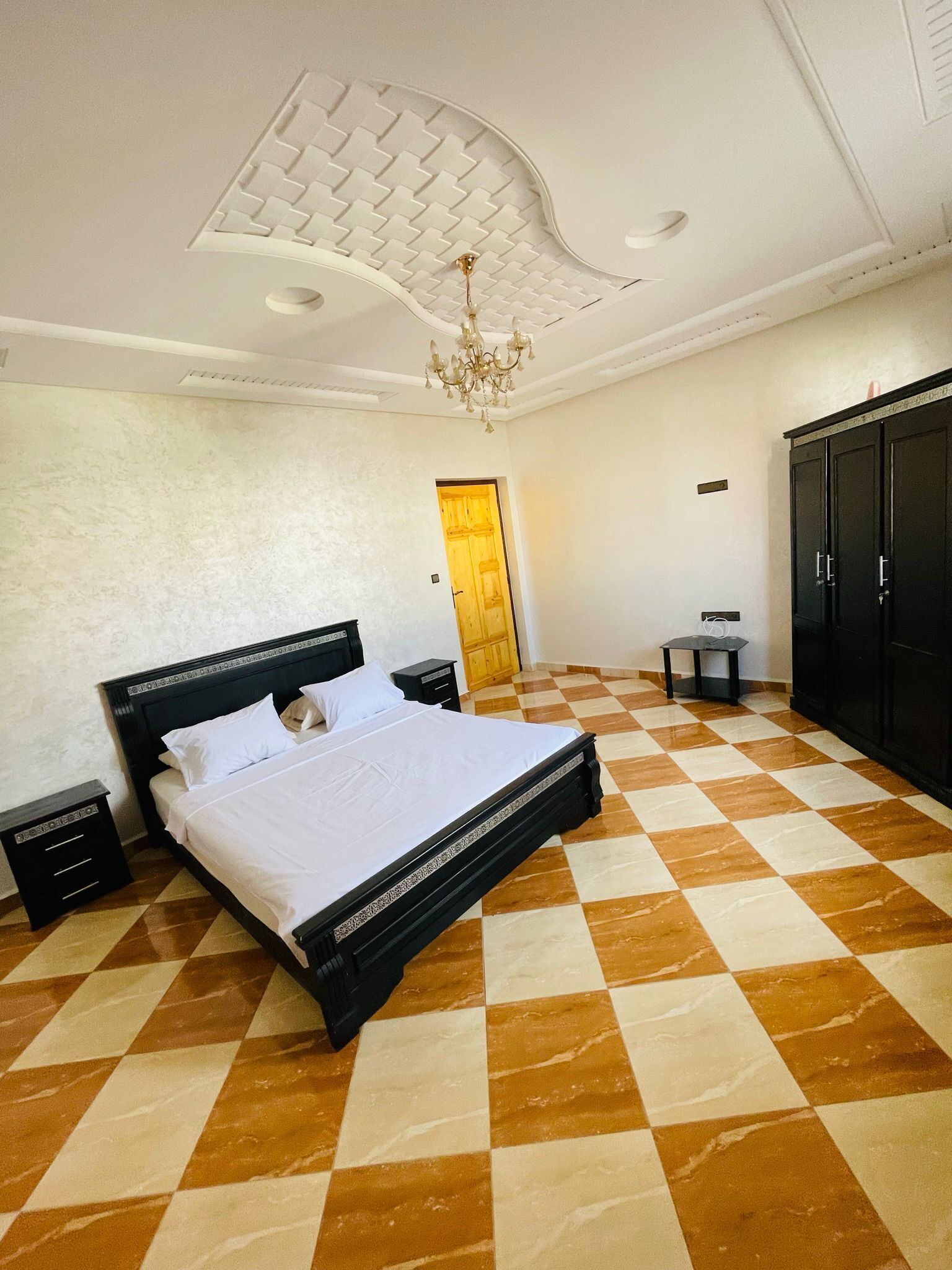 3 chambres, bureau, fer et planche à repasser, lit parapluie