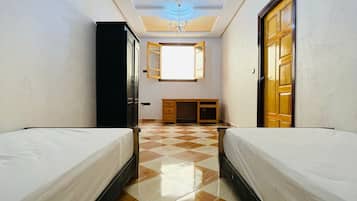3 Schlafzimmer, Schreibtisch, Bügeleisen/Bügelbrett, Reisekinderbett