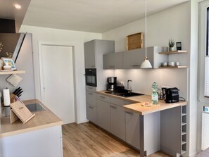 Fridge, oven, stovetop, dishwasher