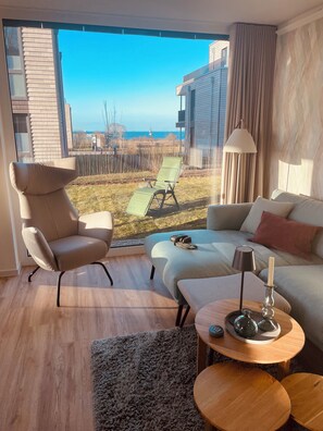 TV, books - Marienlücht - first floor. Sauna. Terrace. Sea view. Dogs allowed. (Fehmarn)