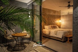 Kamer, terras, uitzicht op zwembad | Een kluis op de kamer, gratis wifi