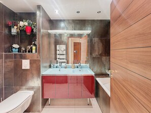 Shower, free toiletries, hair dryer, towels - HENRI CAMILLE REAL ESTATE - Kent - Huge 2 bedrooms appt - 5 min Croisette (Cannes)