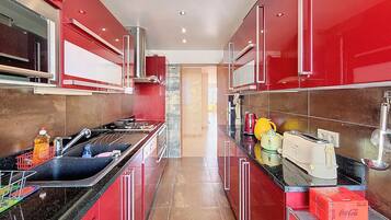 Een koelkast, een microgolfoven, een kookplaat, een vaatwasser