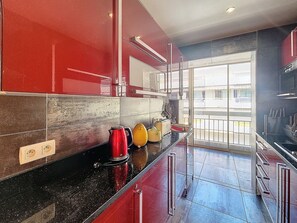 KĂŒhlschrank, Mikrowelle, Herdplatte, GeschirrspĂŒler