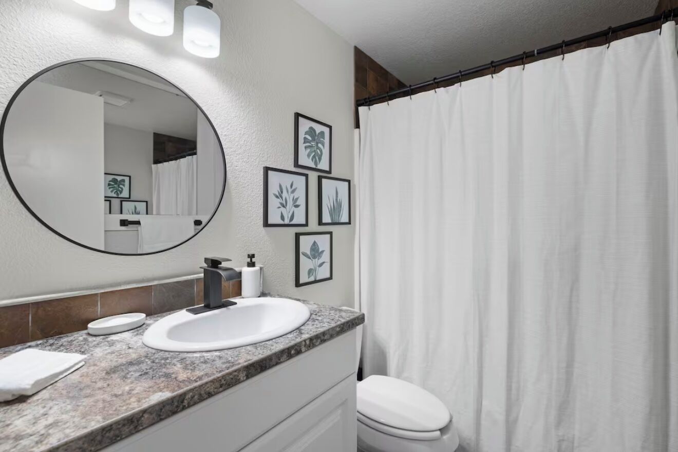 Een haardroger, handdoeken, toiletpapier