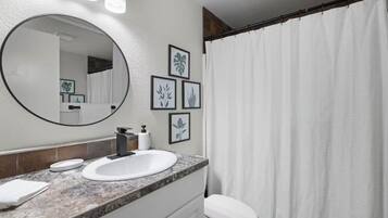 Secadora de cabello, toallas, papel de baño